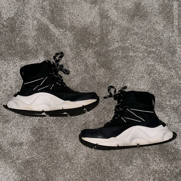 Sorel Women's Kinetic RNEGD Storm Boot. Black. Great condition. Size 7.5. - Picture 9 of 12